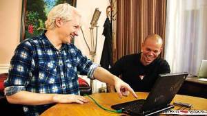 Calle 13 lanza tema realizado con Assange sobre manipulación informativa