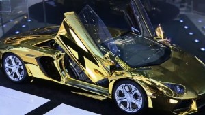 Los carros de oro, furor en Dubái (Video)
