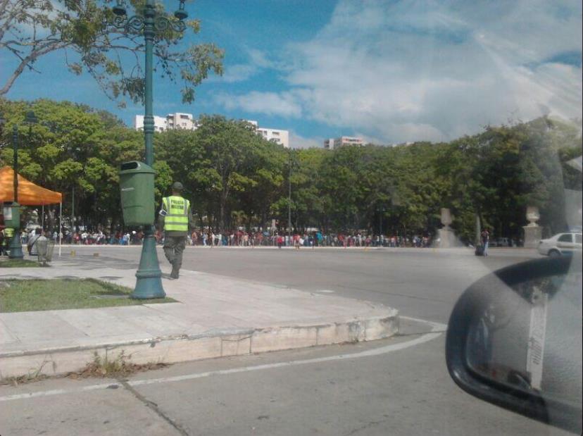 Así está la cola para comprar en un mercado del Gobierno (Foto)