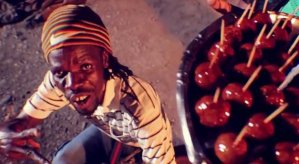 Un haitiano causa furor en la red vendiendo “palitos de coco” (Video)