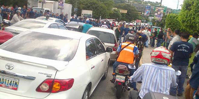 Colapsada la avenida principal de Los Ruices