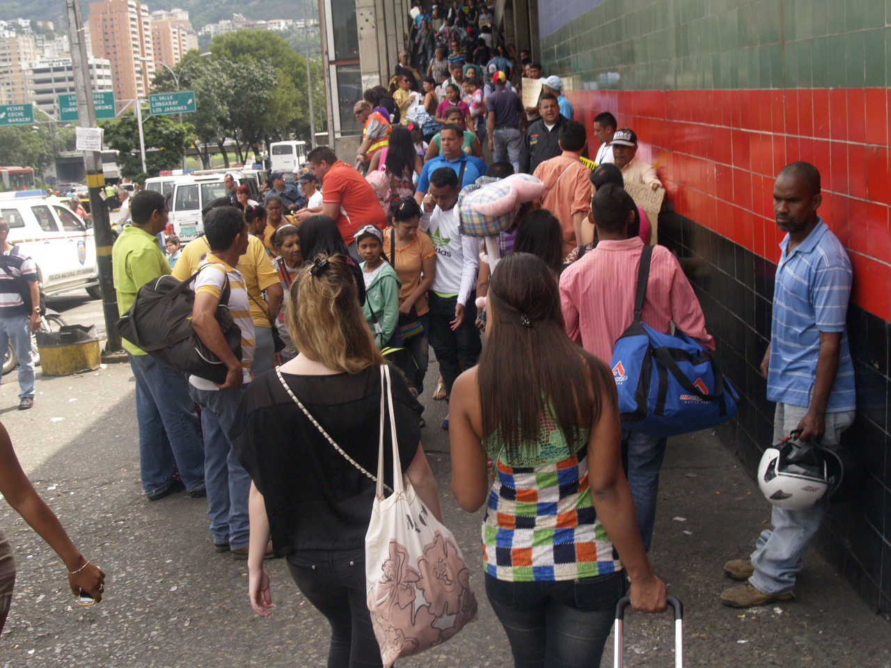 Pasajeros hacen largas colas para comprar boletos en la Bandera (Fotos)