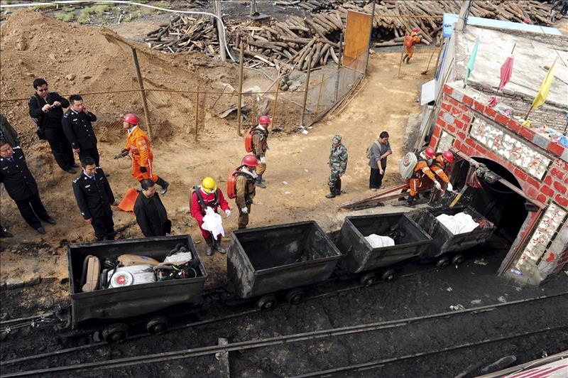 Explosión atrapa a 22 mineros en China