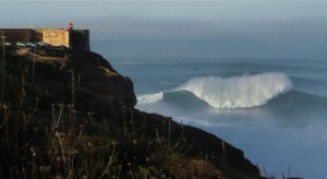 Una ola en Portugal mata a una persona y desaparece a cinco