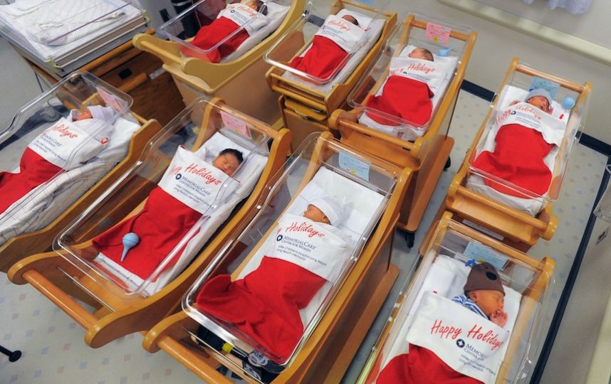 Entregan a recién nacidos en botas gigantes de Santa Claus (Fotos)