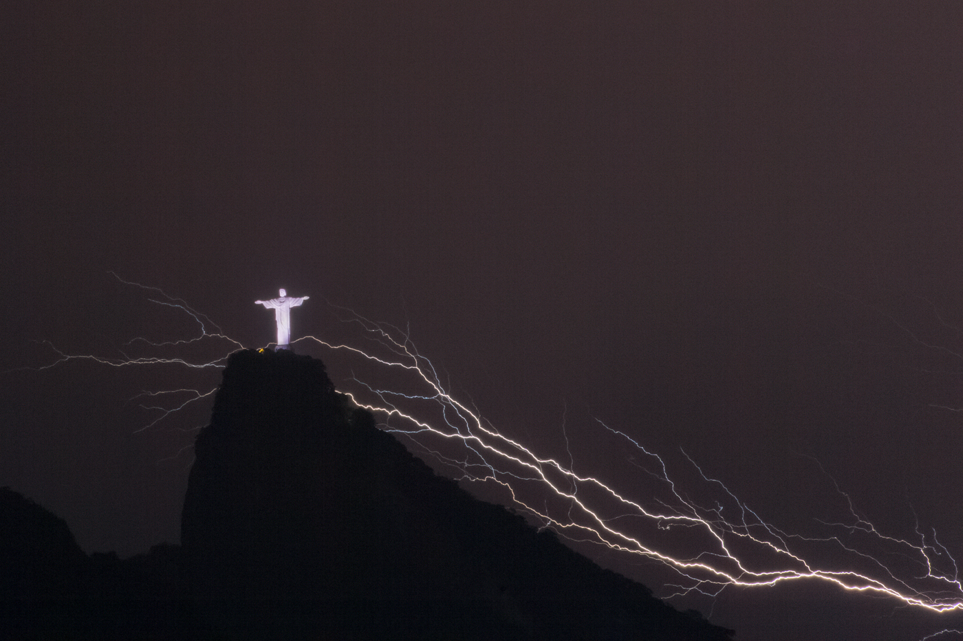 Relámpagos surcan el cielo sobre el Cristo Redentor (Fotos)