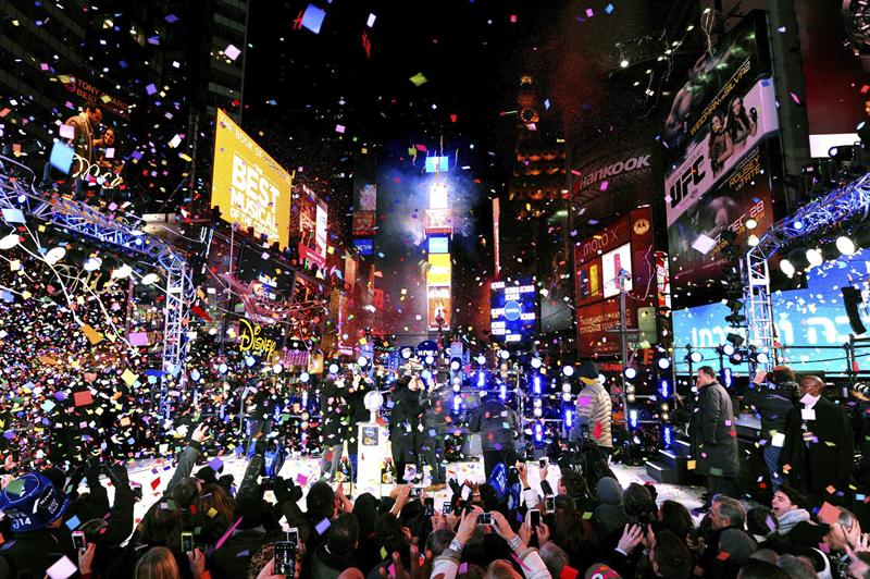 Times Square vuelve a congregar a un millón de personas para Año Nuevo (Fotos)
