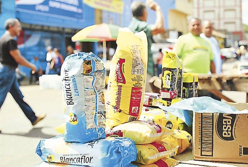 Prohíben a buhoneros vender productos de la cesta básica