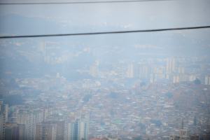 Así amaneció Caracas por la pólvora de los fuegos artificiales (Fotos)