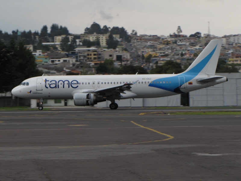 Aerolínea ecuatoriana suspende vuelos a Venezuela por falta de pagos (43 millones de dólares)