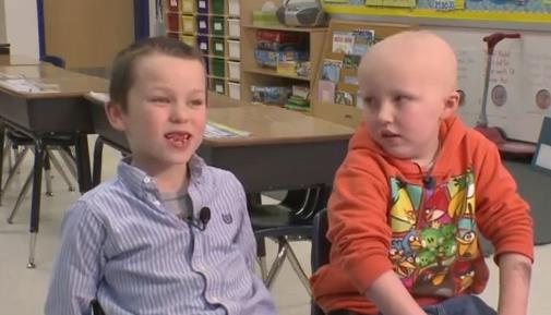 Conmovedor: Niño se rapa el cabello en solidaridad con su amigo con cáncer