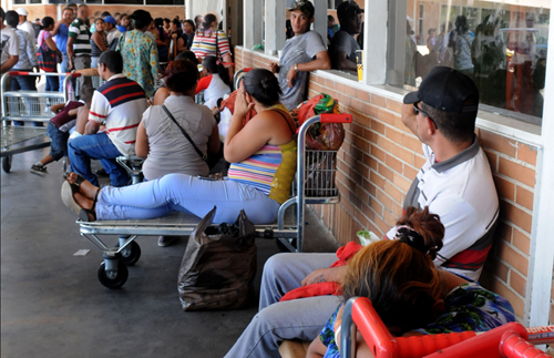 Más de 10 horas de cola para comprar aceite, leche y harina de maíz