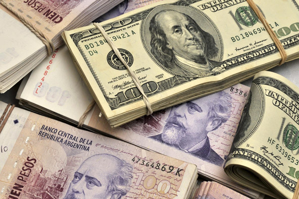 Argentina limita a 2.000 dólares mensuales la compra de divisas