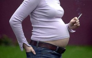 La madre que fuma durante el embarazo puede llegar a provocar infertilidad en el bebé