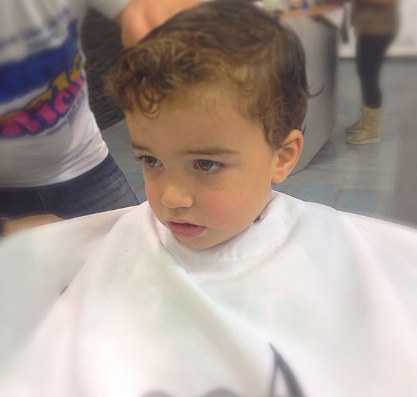 El hijo de Gaby Espino y Jencarlos Canela en la peluquería (Fotos)