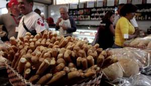 Panaderos reducen variedad y racionan venta de pan salado