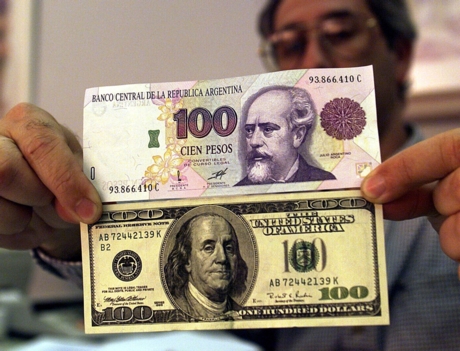 Desconfianza y alta inflación hunden al peso argentino en el mercado negro