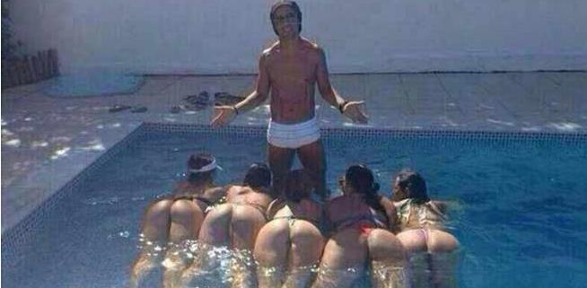 Ronaldinho disfruta con cinco mujeres en la piscina (Foto)