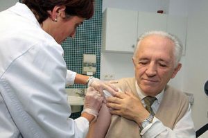 Vacuna antigripal disminuye en 55% los riesgos cardíacos