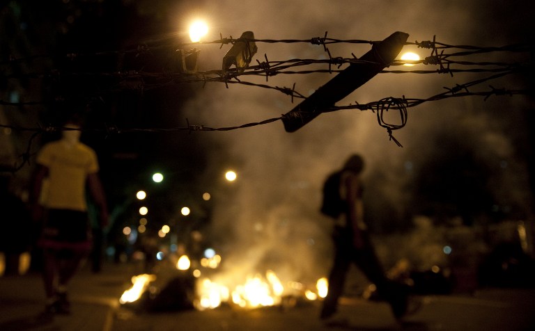 Jóvenes vuelven a quemar cauchos y basura la noche del 20F