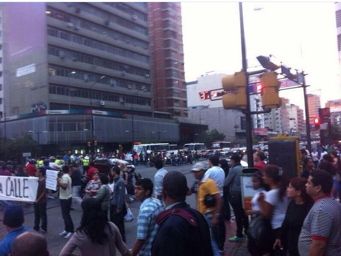 Estudiantes protestan en Chacao, a la altura del metro (Fotos)