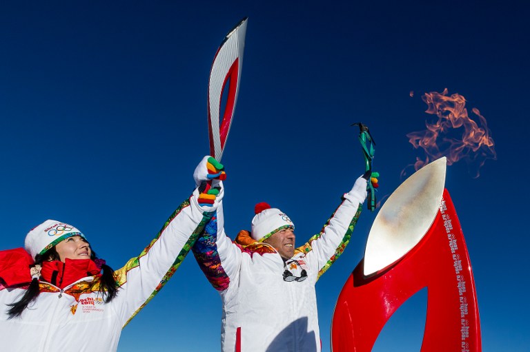 Llama olímpica rusa ilumina el monte Elbrus, la cima más alta de Europa