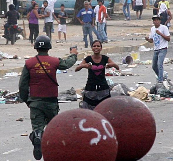 ¡Indignante!… así apuntaba a la cara la GNB a joven golpeada en el suelo #LiberenAMarvinia