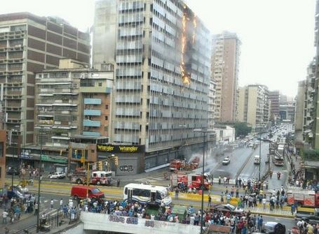 Controlan incendio de gran magnitud en edificio en la Avenida Panteón (FOTOS)