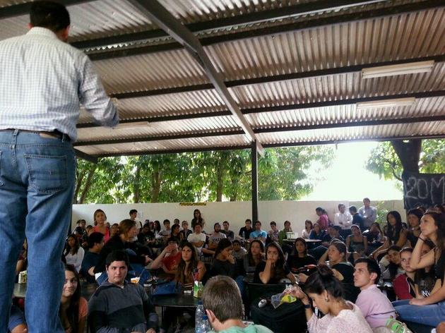 Estudiantes de la UMA en asamblea para definir acciones de calle (Foto)