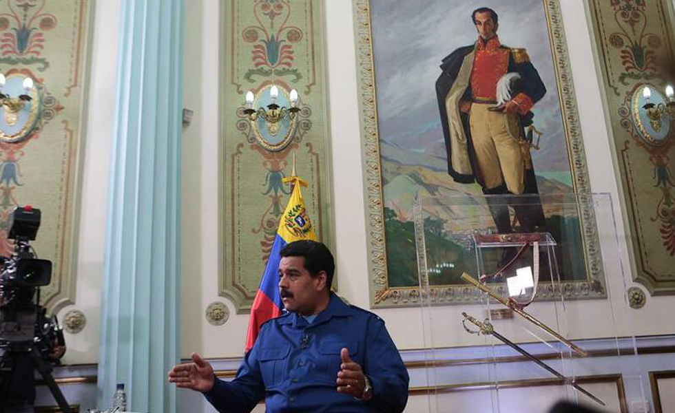 Maduro felicita al elenco de película “Azul y no tan rosa”