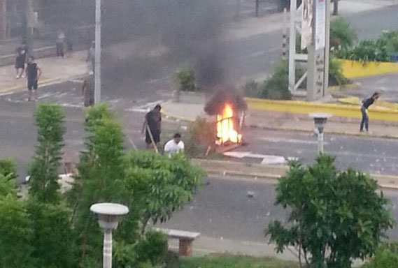Calles en Maracaibo amanecieron cerradas este martes (Fotos)