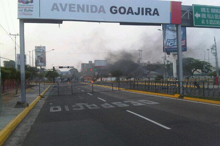 Quema de cauchos en la Plaza de Toros colapsa el norte de Maracaibo (Foto)