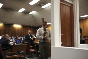 Experto analiza ante el tribunal la puerta a la que disparó Pistorius