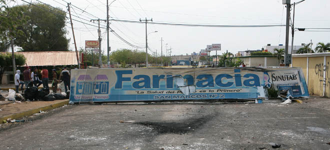 A tiros intentan derribar barricada en Maracaibo