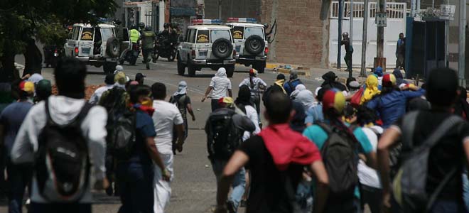 Estudiantes de la Universidad del Zulia corretean a la GNB (Foto)