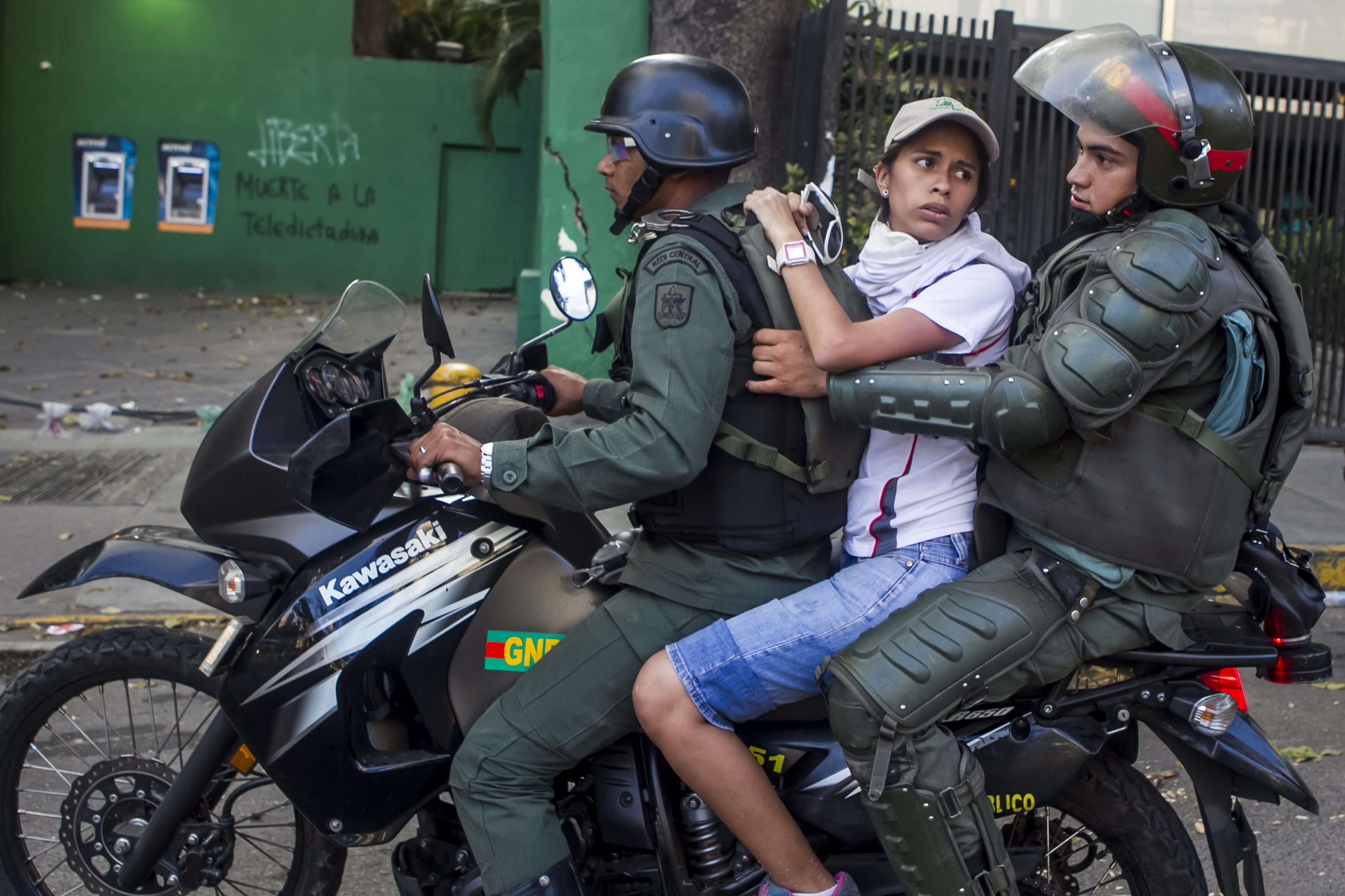 Militares toman por asalto la Plaza Altamira y Chacao 16M (Fotos)