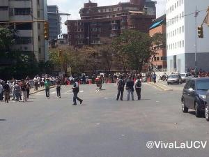 GNB cierra la calle que sube de Plaza Venezuela a Las Palmas (Fotos)