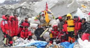 Escaladores deberán recoger ocho kilos de basura del Everest