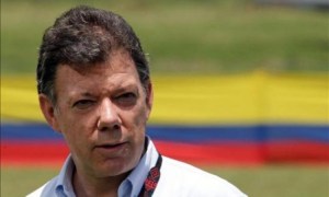 Santos se mantiene al frente de las encuestas en Colombia