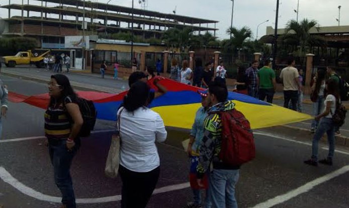 Universitarios de Barquisimeto protestan en la avenida Hermán Garmendia 18M