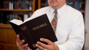 Falta de divisas agudiza escasez de biblias