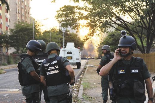 Alto mando militar conduce operación para erradicar las barricadas de Puerto Ordaz