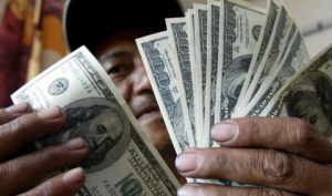 Analistas: El 40% de la economía acude al dólar paralelo para adquirir divisas