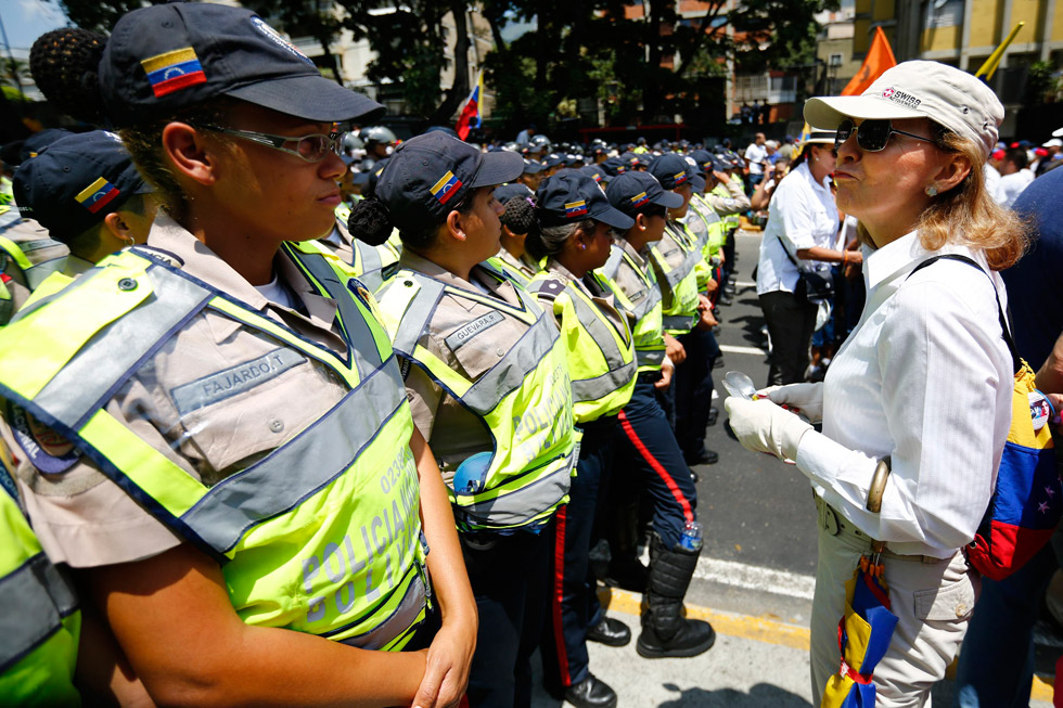 Rodeados de policías, opositores marchan con cacerolas vacías (Fotos)