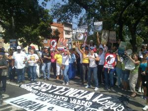 Manifestantes protestan en la plaza Lourdes en Vargas (Foto)
