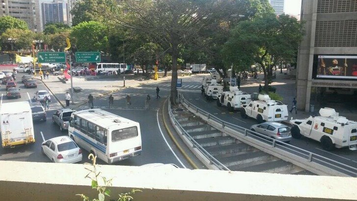 Tanquetas en las inmediaciones del Ateneo (Foto)