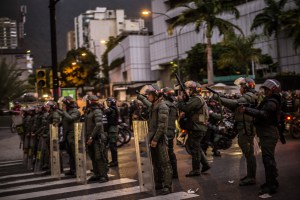 El País: El diálogo y las balas