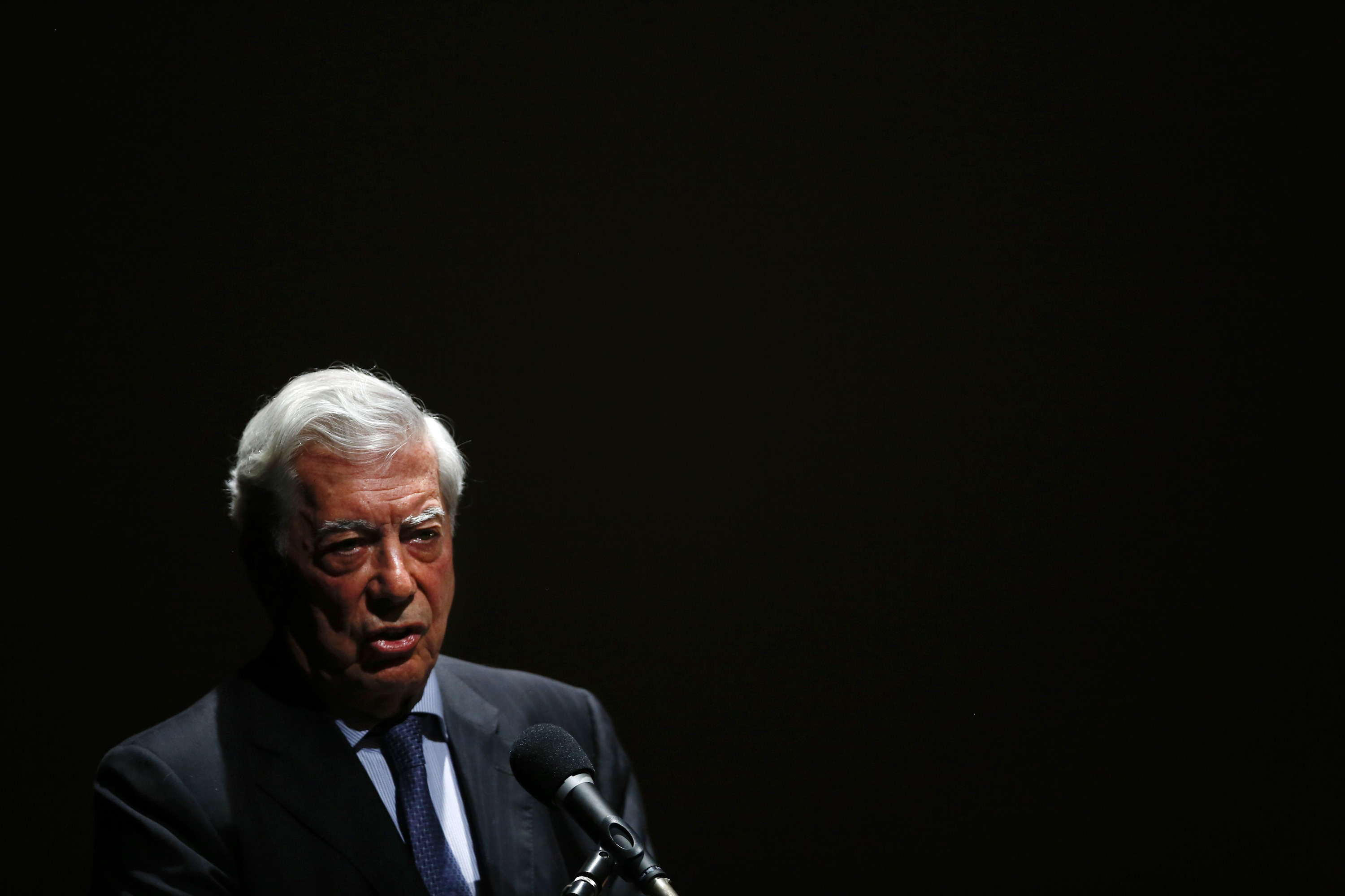 Vargas Llosa: Venezuela se equivocó al votar por Chávez, que dejó una “catastrofe económica”