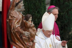 Emérito Papa Benedicto reaparece en la ceremonia de canonización (Fotos)