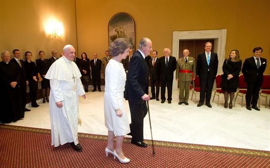 La reunión de los reyes de España y el Papa: Entre gestos amistosos y bromas (Fotos)